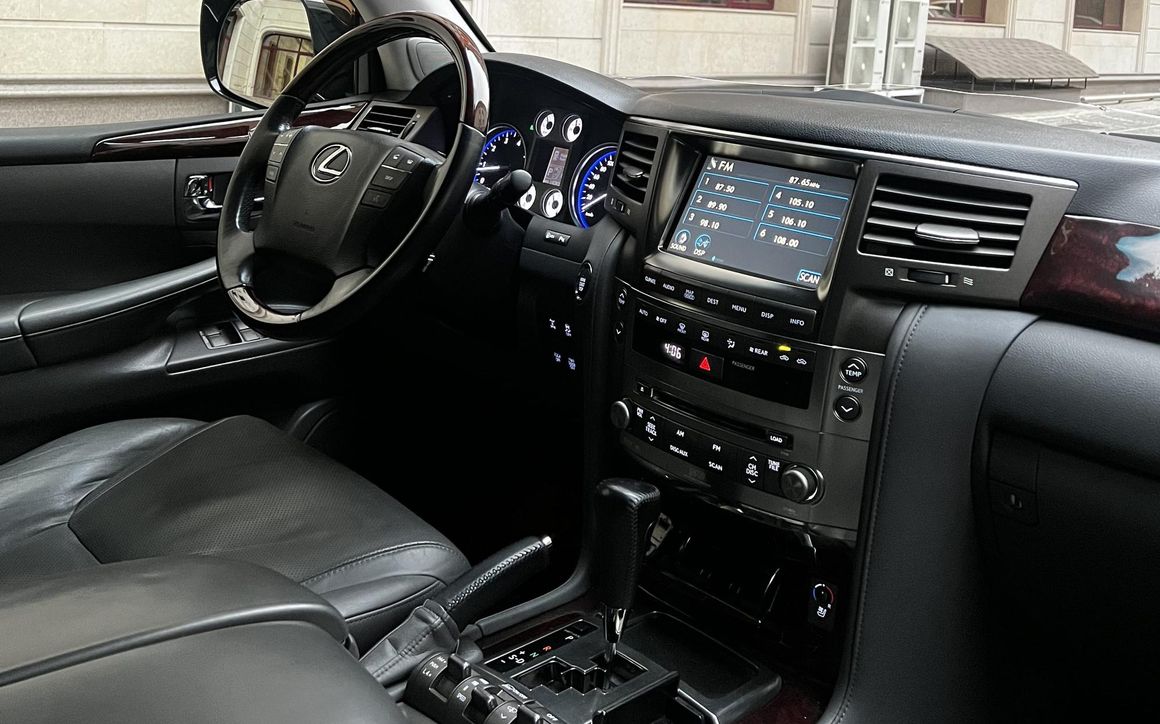 LEXUS LX 570 - image 8