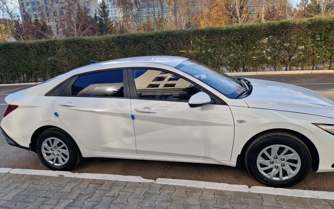 HYUNDAI ELANTRA - image 5