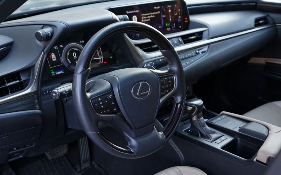 Lexus ES 300H - image 3