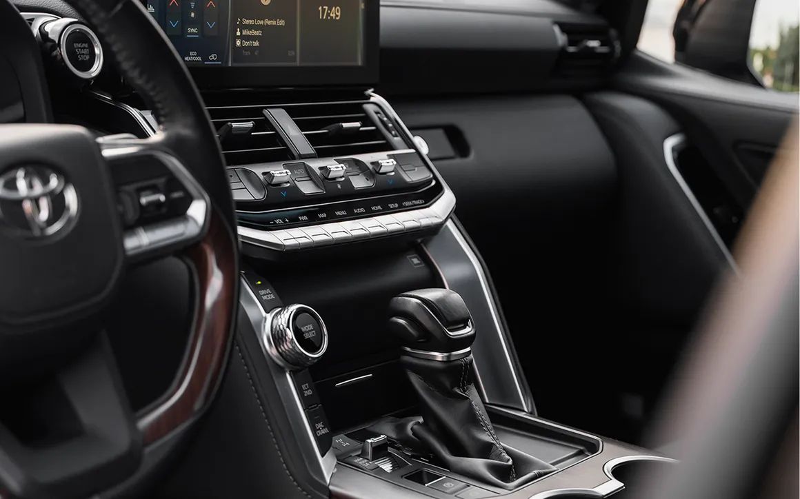 Toyota Land Cruiser 300 - image 15