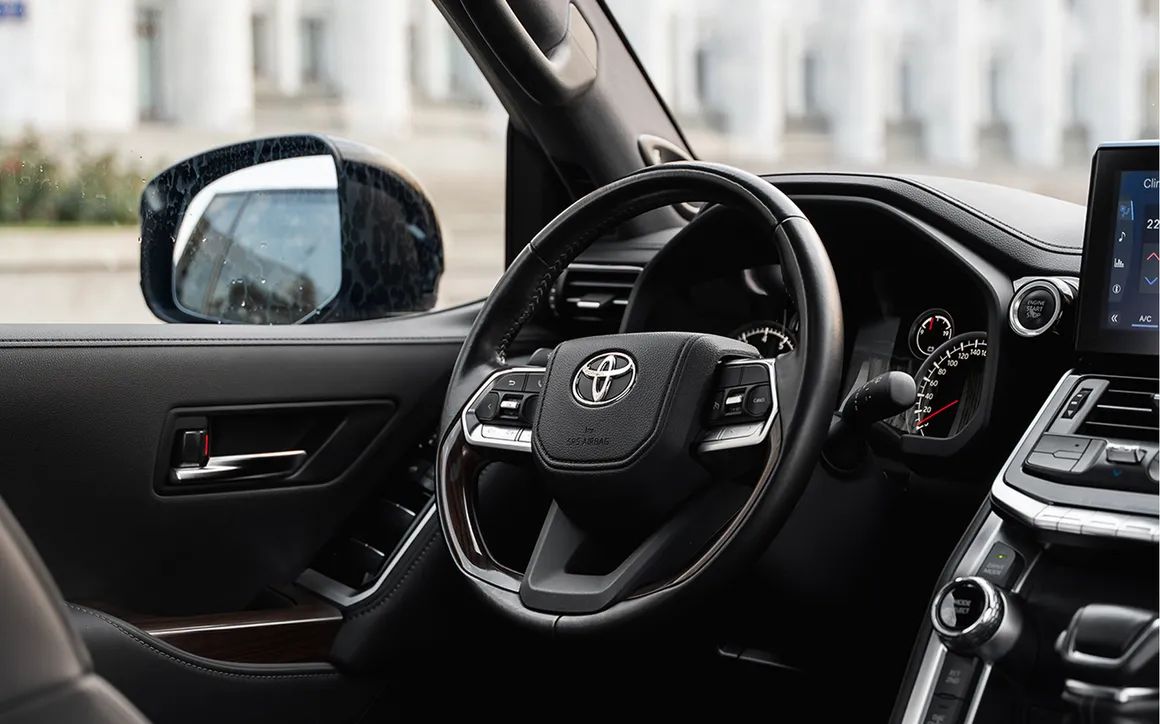 Toyota Land Cruiser 300 - image 12