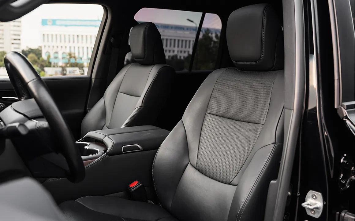 Toyota Land Cruiser 300 - image 7