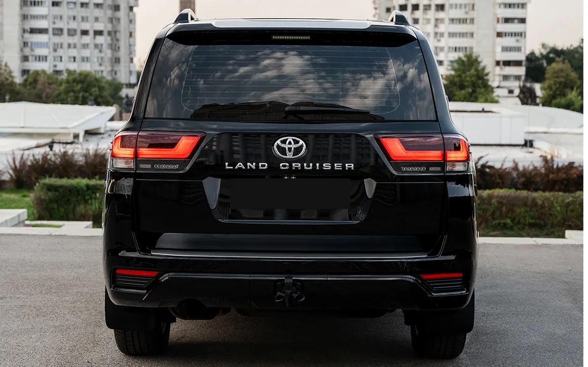 Toyota Land Cruiser 300 - image 3