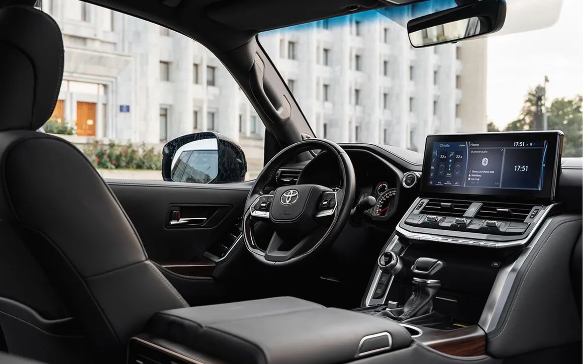 Toyota Land Cruiser 300 - image 9