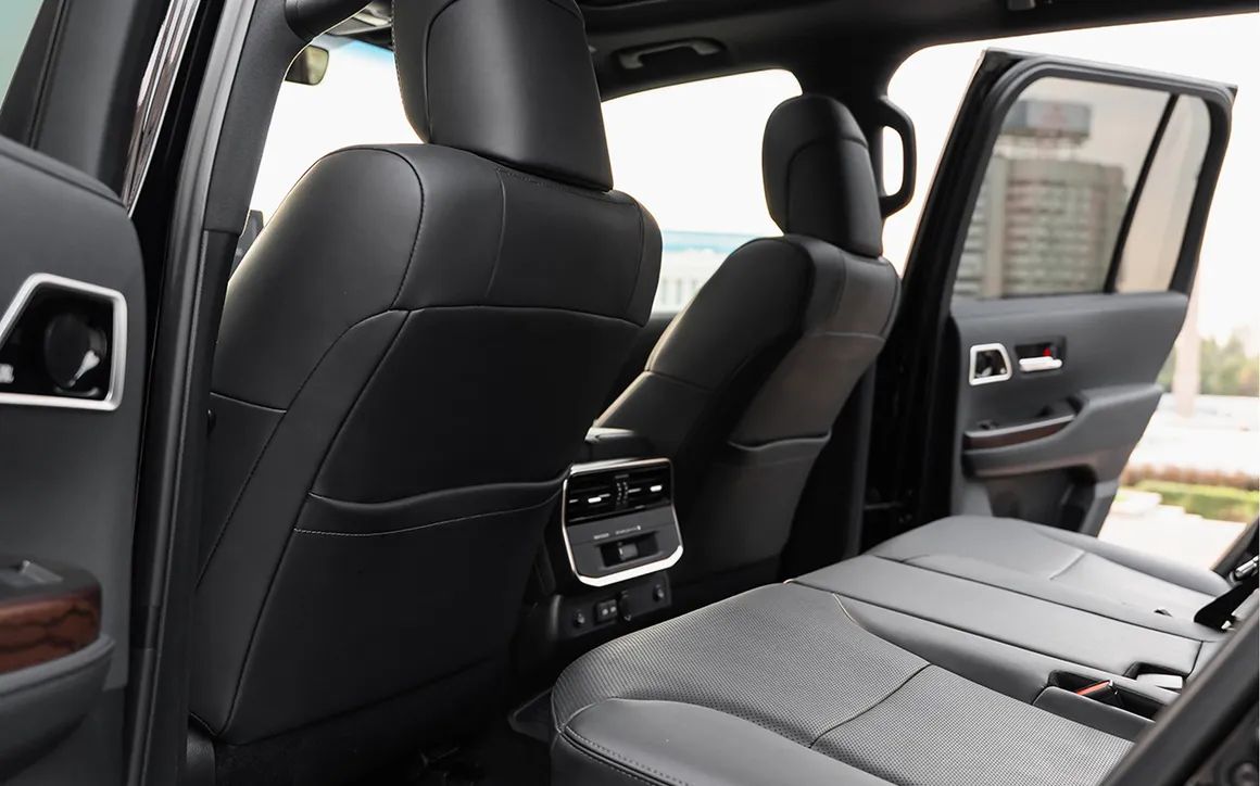 Toyota Land Cruiser 300 - image 8