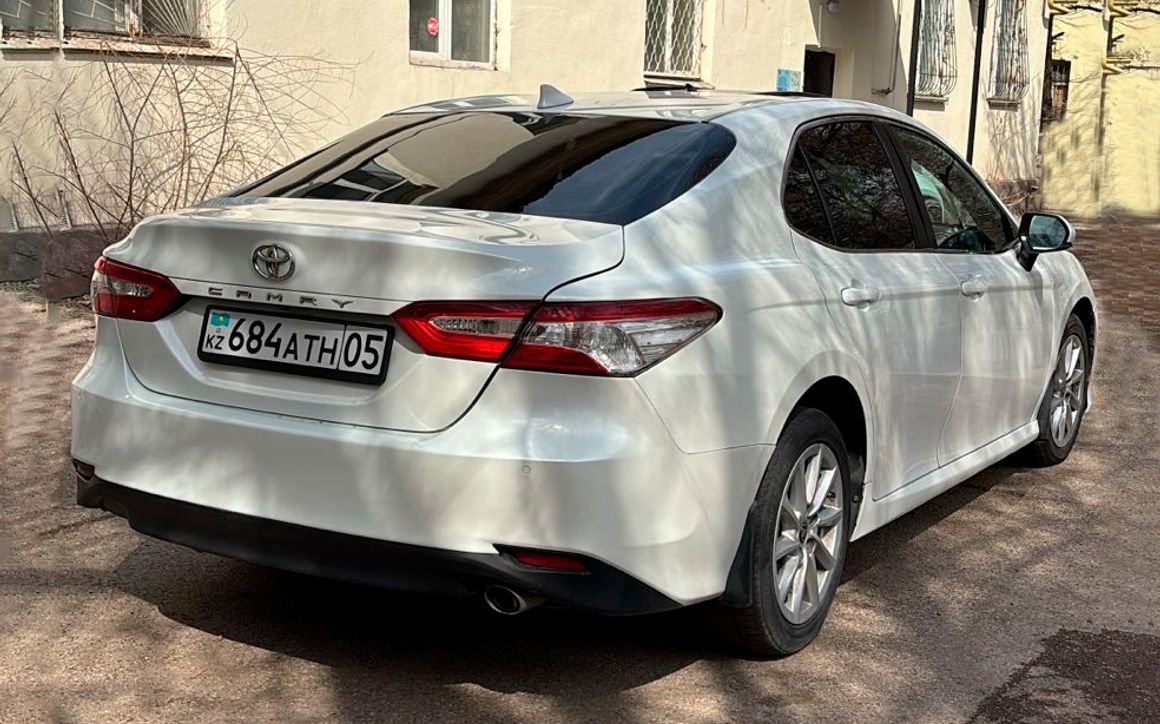 Toyota Camry - image 8