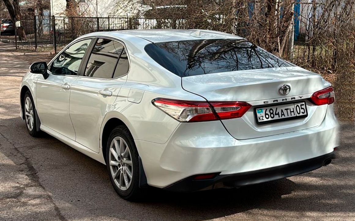 Toyota Camry - image 6
