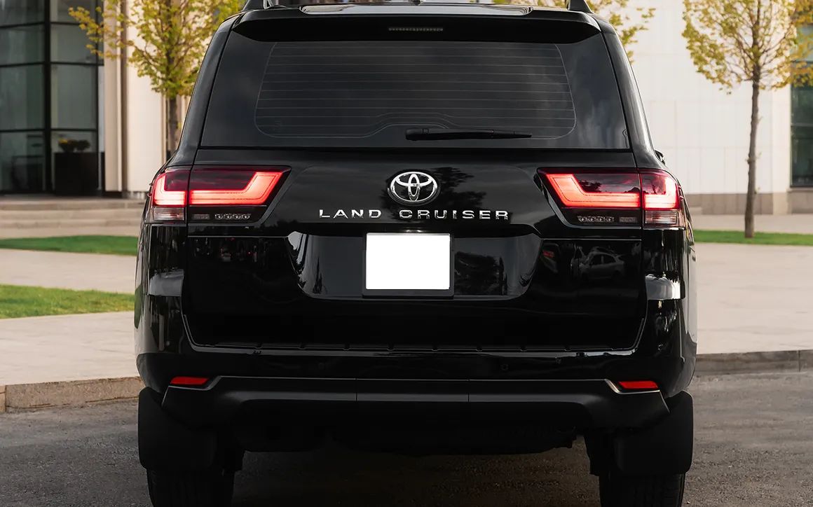 Toyota Land Cruiser 300 - image 4