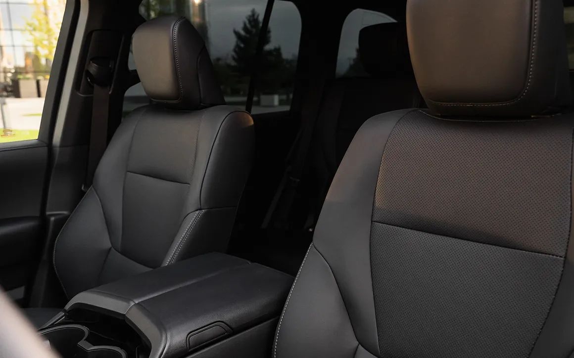 Toyota Land Cruiser 300 - image 7