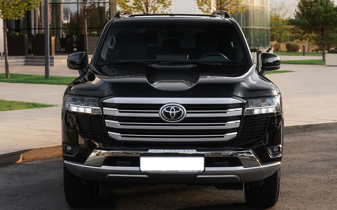 Toyota Land Cruiser 300 - image 2