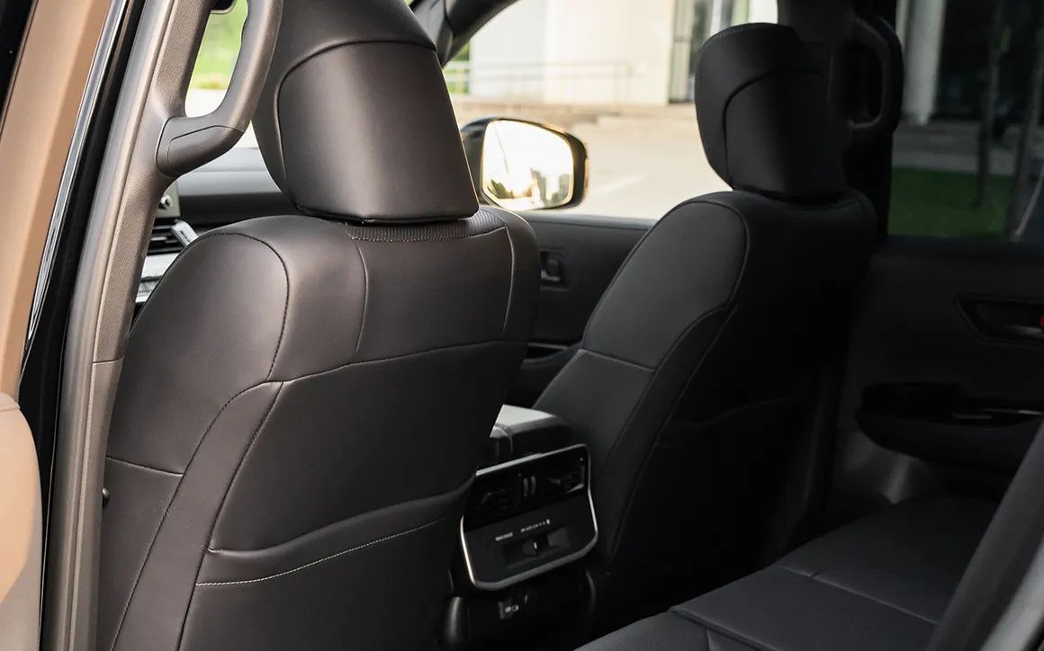 Toyota Land Cruiser 300 - image 8