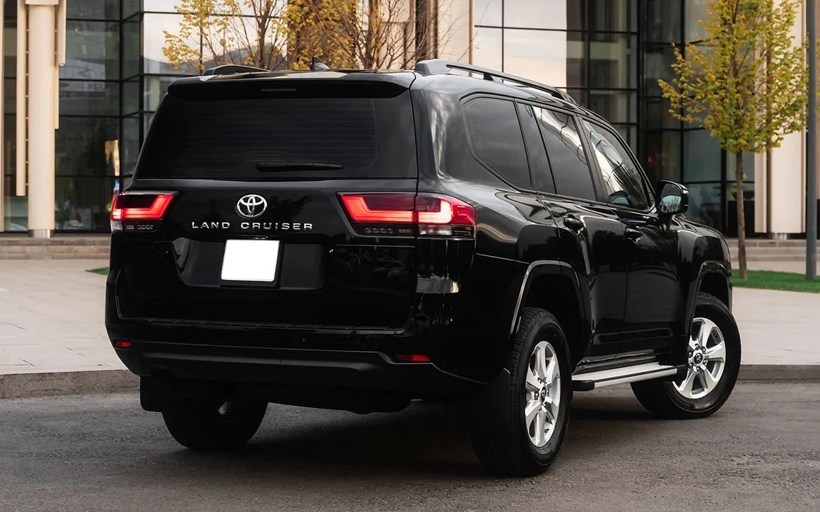 Toyota Land Cruiser 300 - image 3