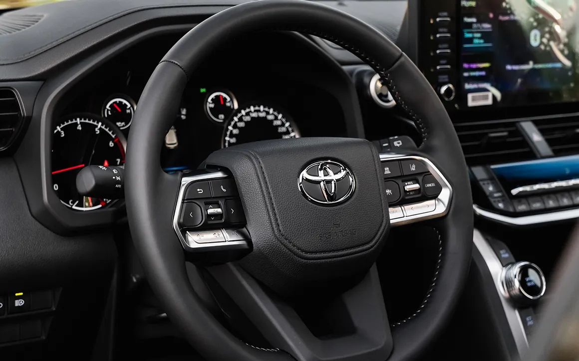 Toyota Land Cruiser 300 - image 5