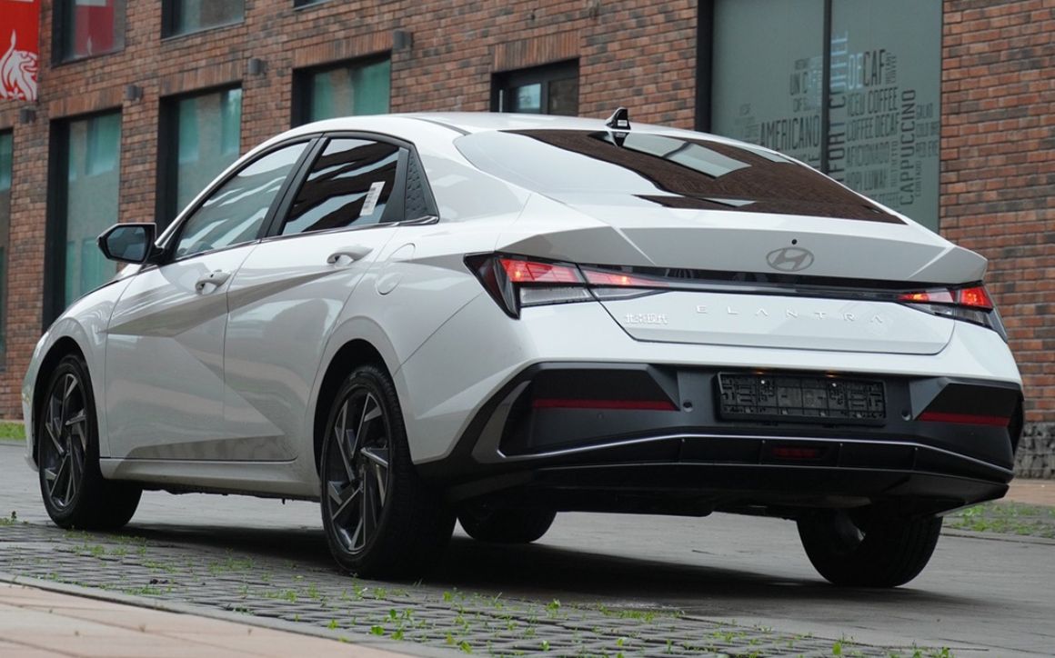 Hyundai Elantra - image 2