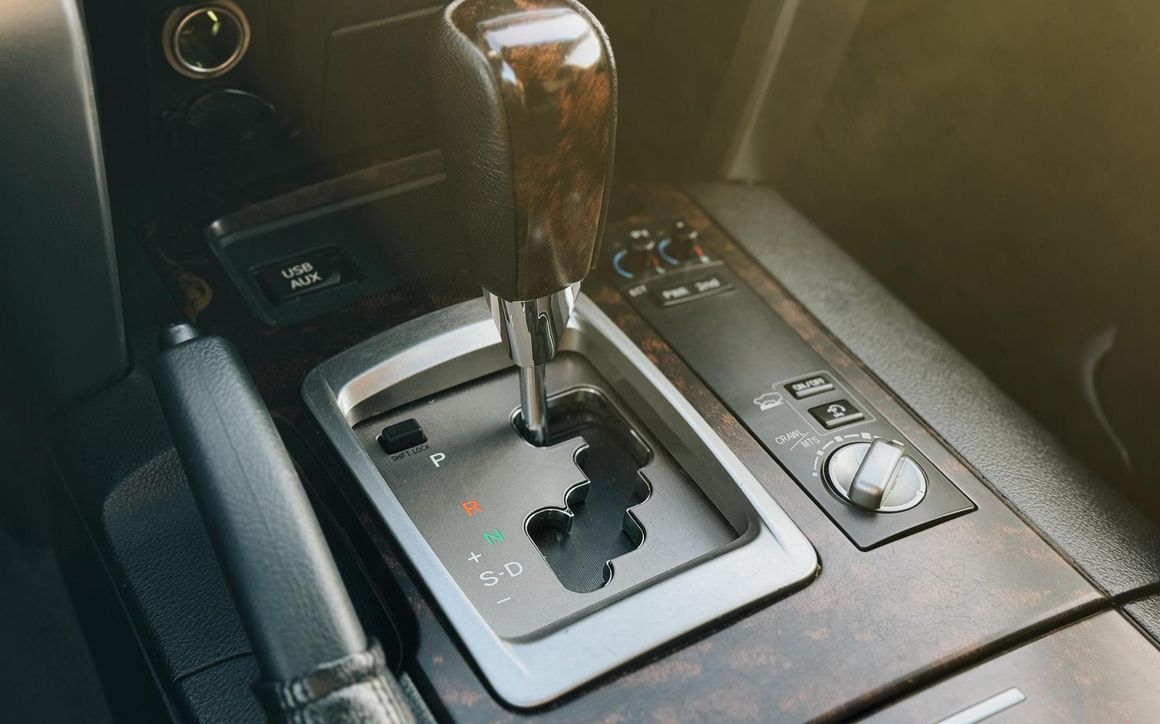 Toyota Land Cruiser 200 - image 6