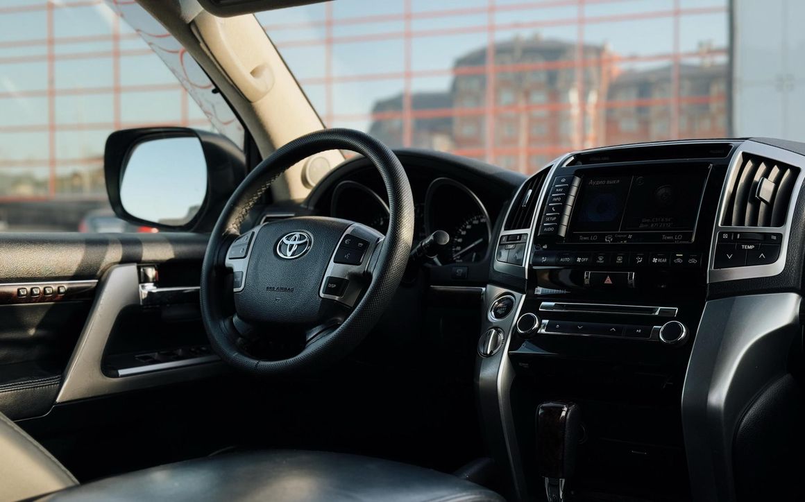 Toyota Land Cruiser 200 - image 4