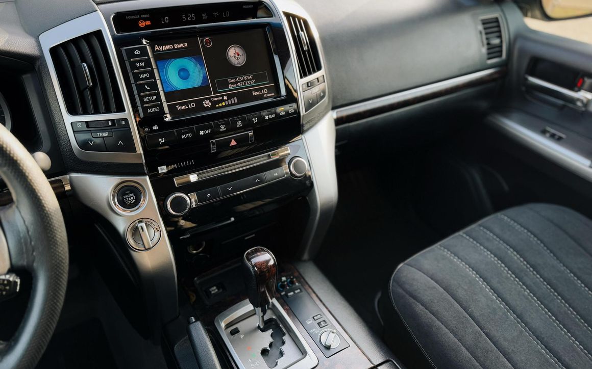 Toyota Land Cruiser 200 - image 5