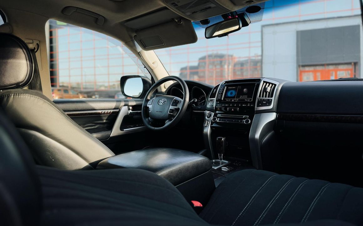 Toyota Land Cruiser 200 - image 3