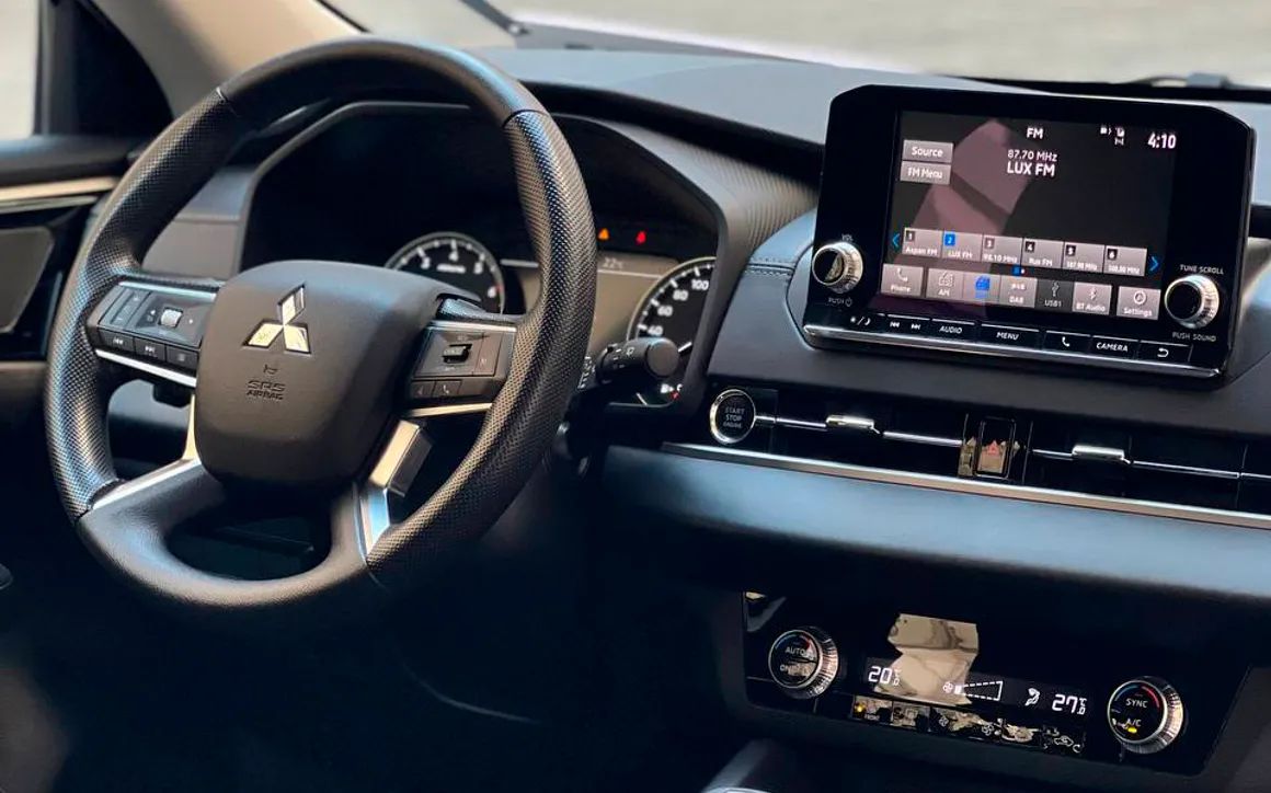 MITSUBISHI OUTLANDER - image 6