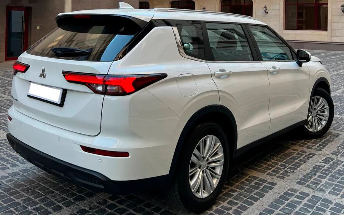 MITSUBISHI OUTLANDER - image 3