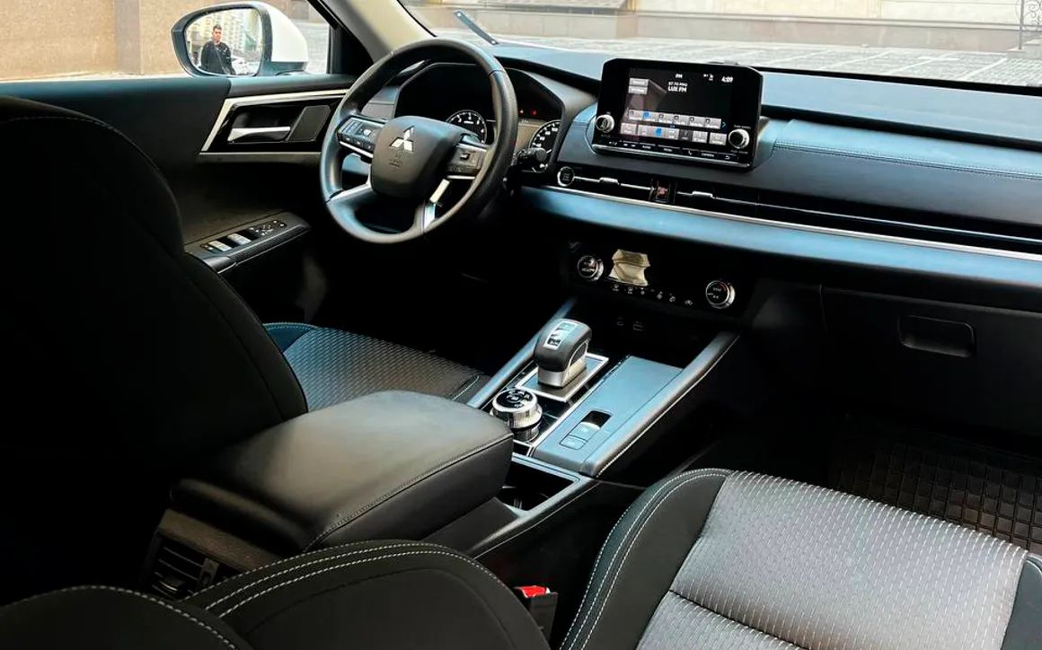 MITSUBISHI OUTLANDER - image 5