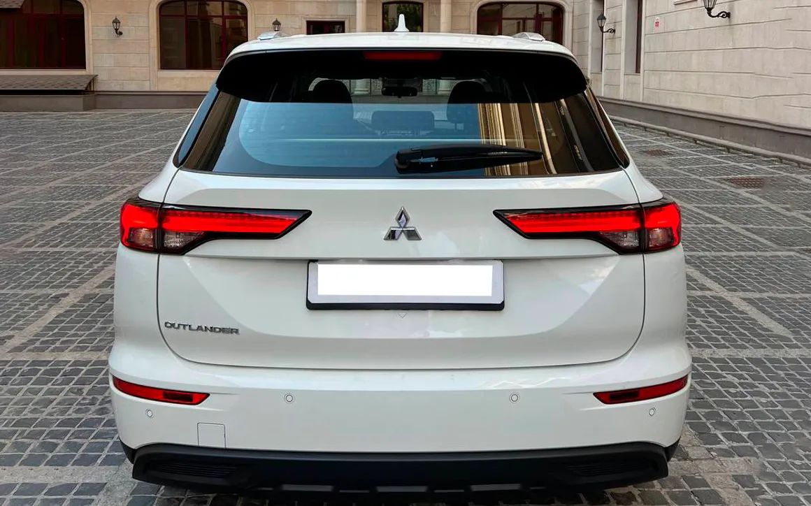 MITSUBISHI OUTLANDER - image 4