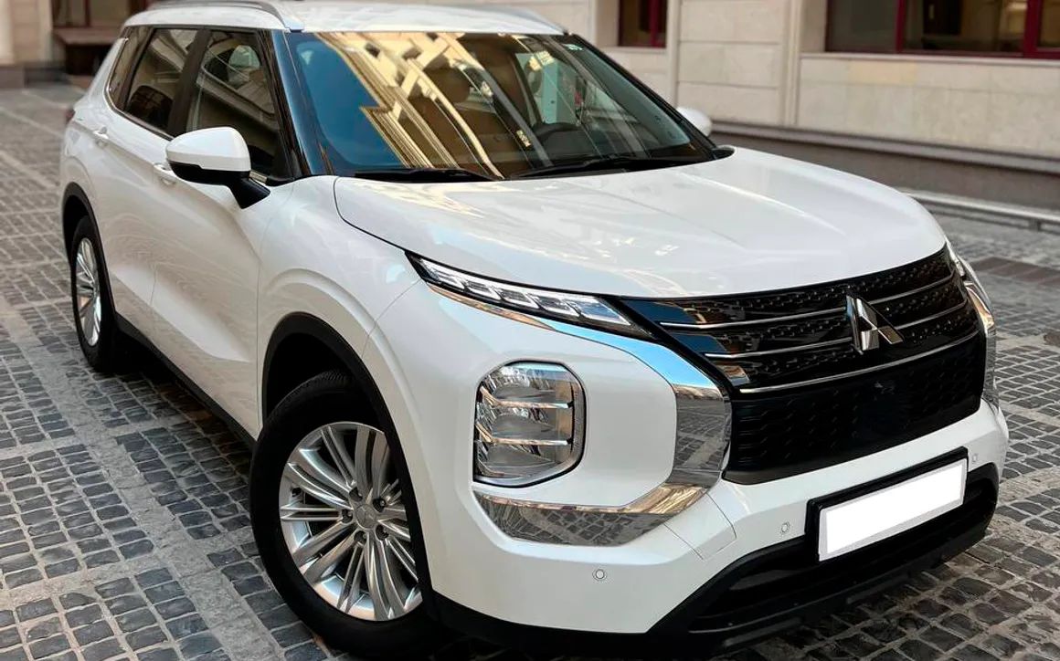 MITSUBISHI OUTLANDER - image 1