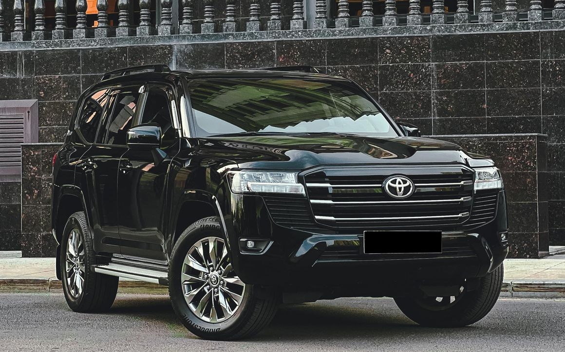 Toyota Land Cruiser 300 - image 1