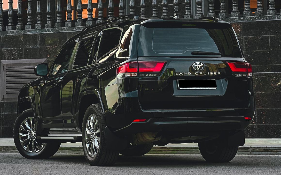 Toyota Land Cruiser 300 - image 2