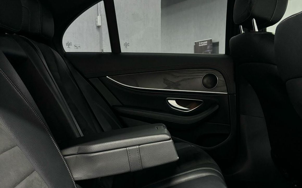 Mercedes-Benz E200 - image 6