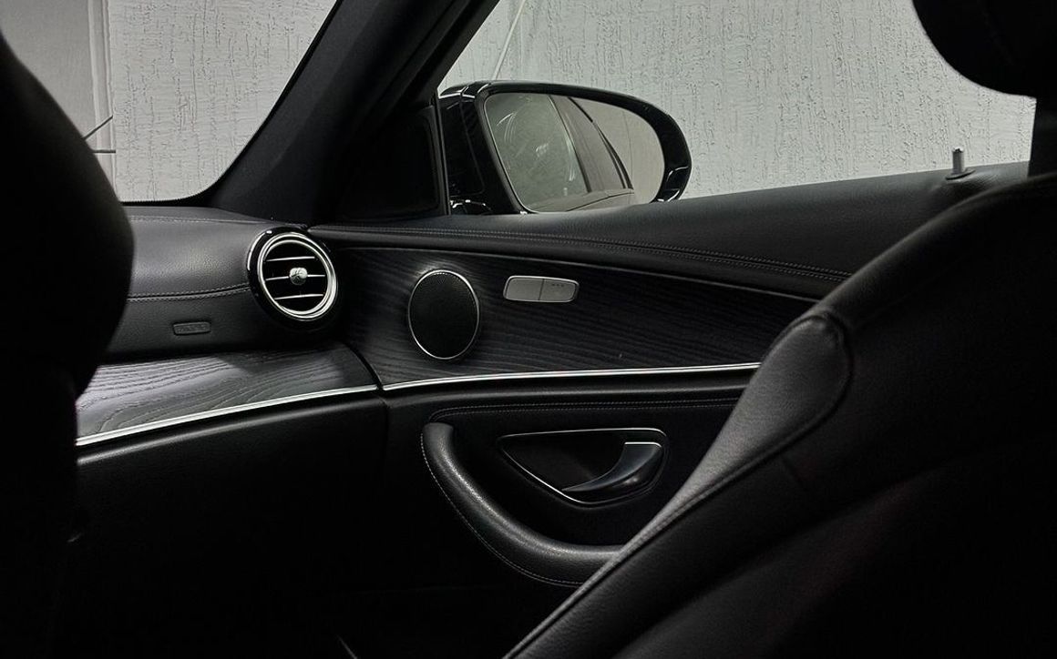 Mercedes-Benz E200 - image 5