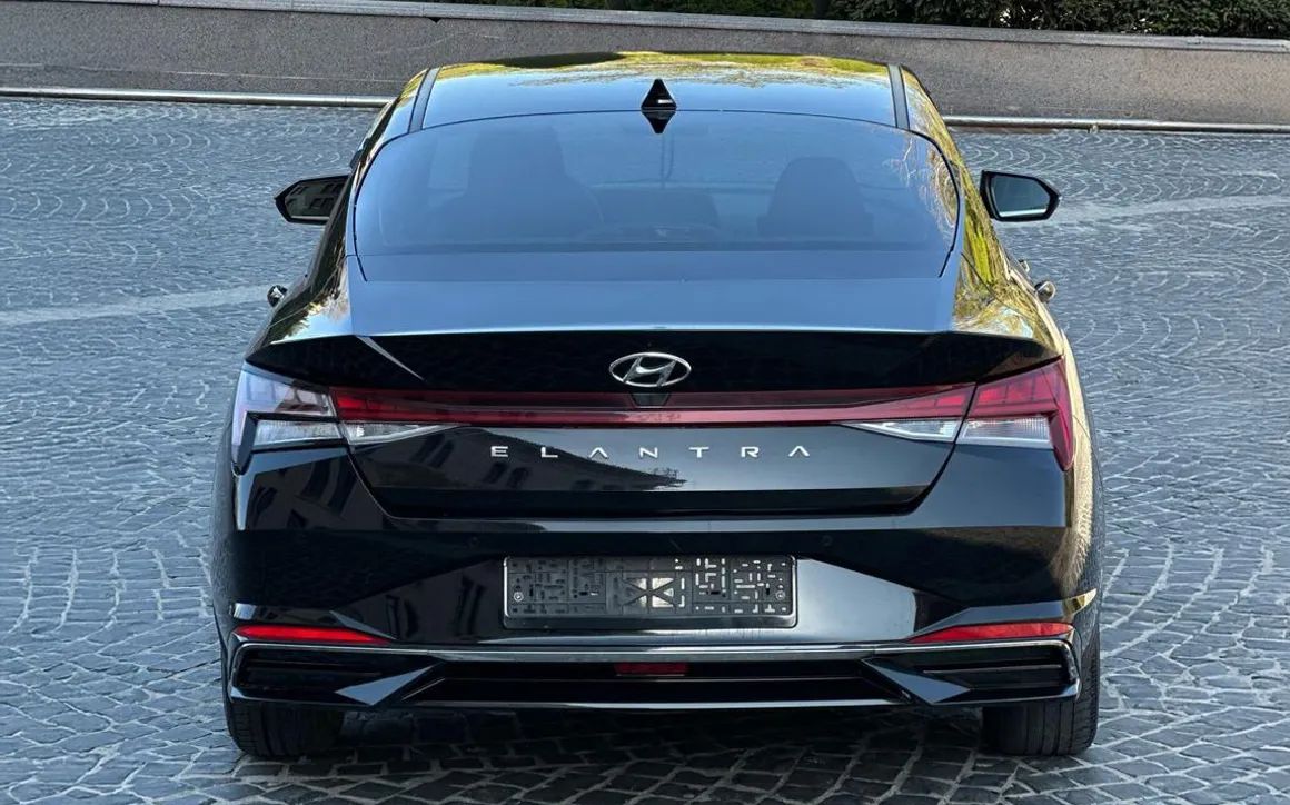 Hyundai Elantra - image 3