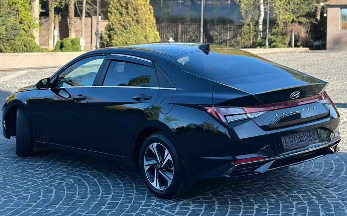 Hyundai Elantra - image 2