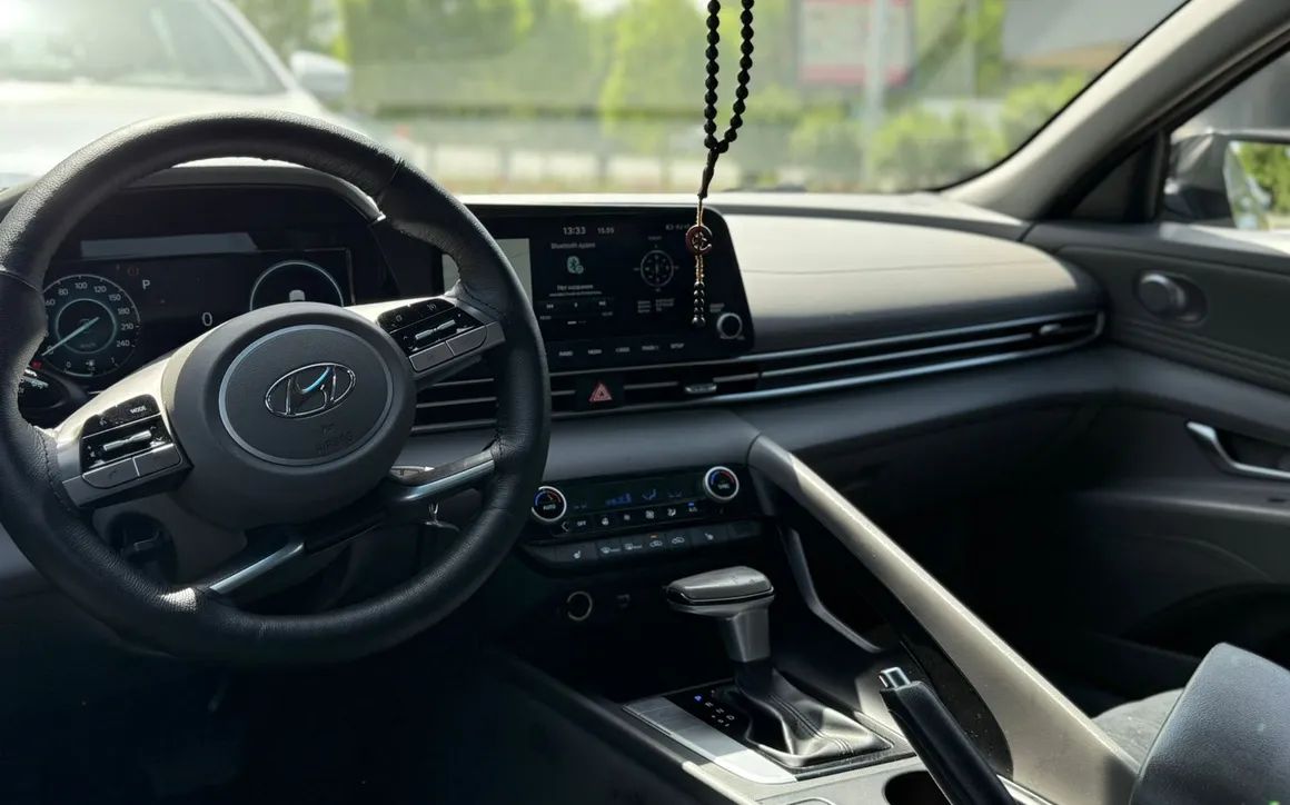 Hyundai Elantra - image 4