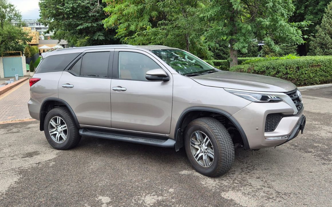 Toyota Fortuner - image 3