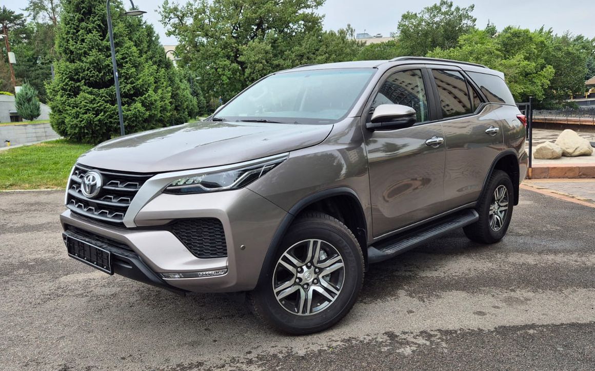 Toyota Fortuner - image 1