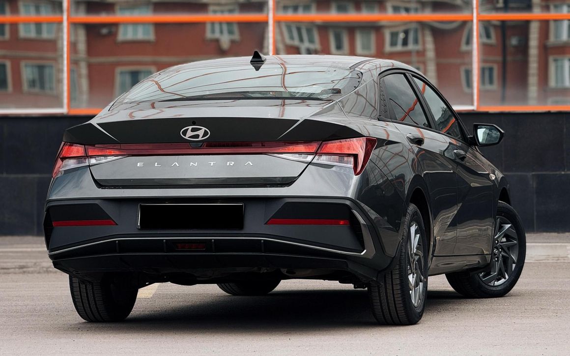 Hyundai Elantra - image 2