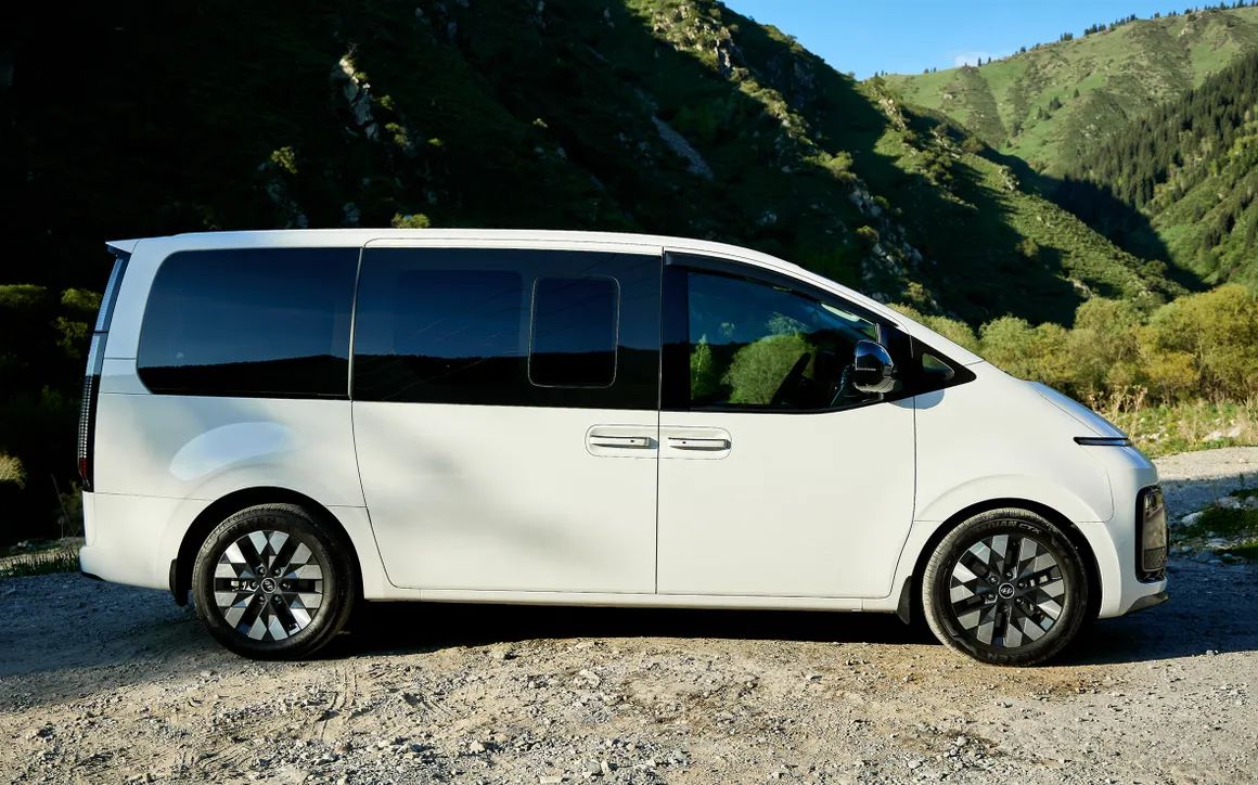 Hyundai Staria - image 2
