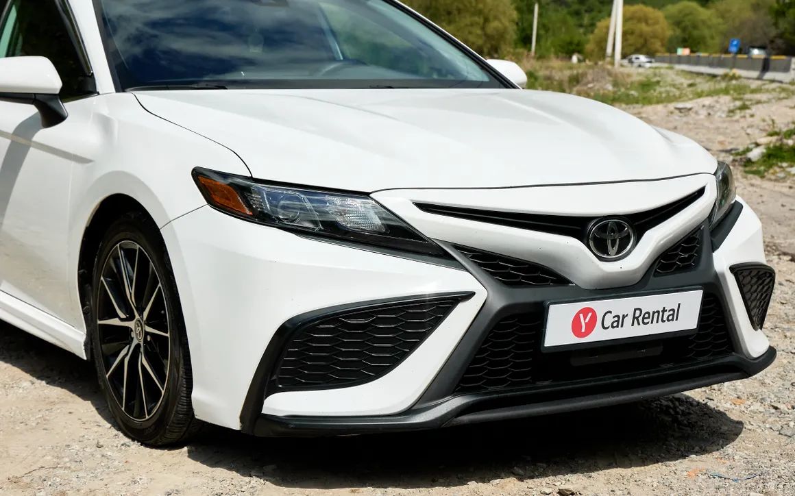Toyota Camry - image 8