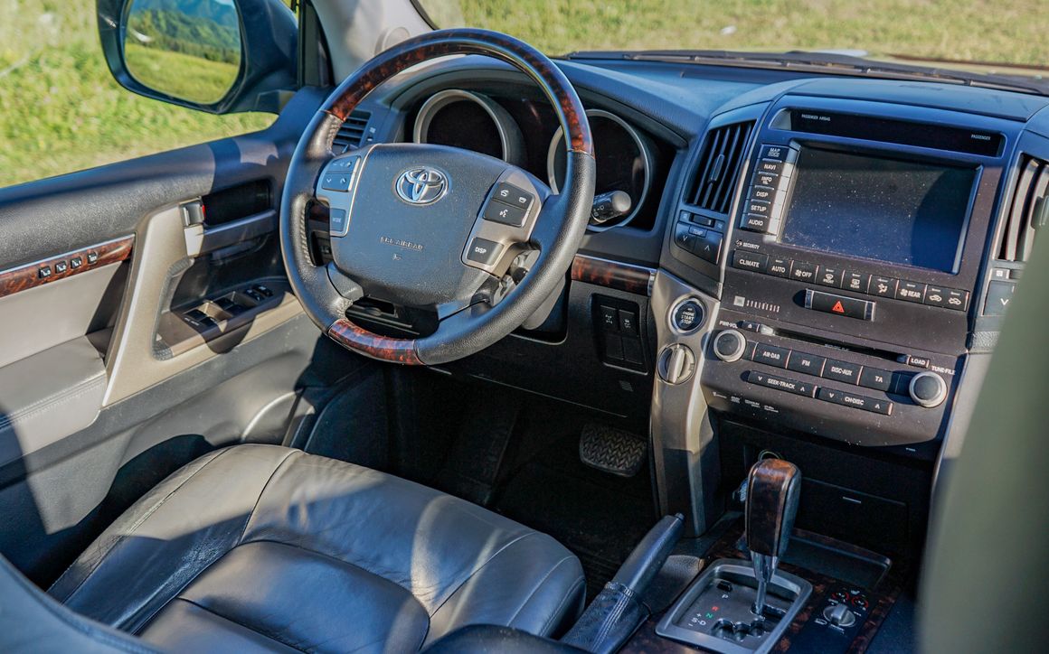 Toyota Land Cruiser 200 - image 6