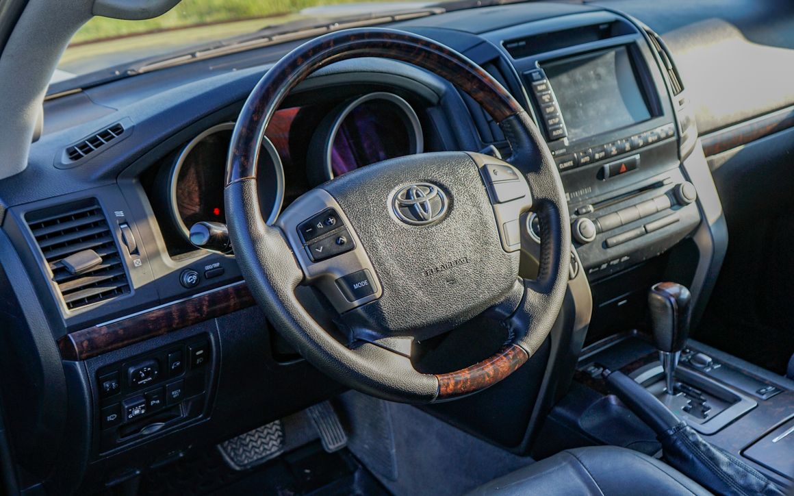 Toyota Land Cruiser 200 - image 5