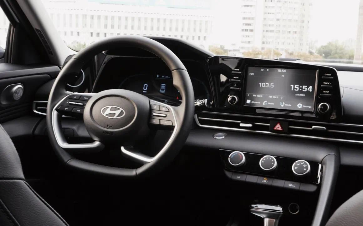 Hyundai Elantra - image 8