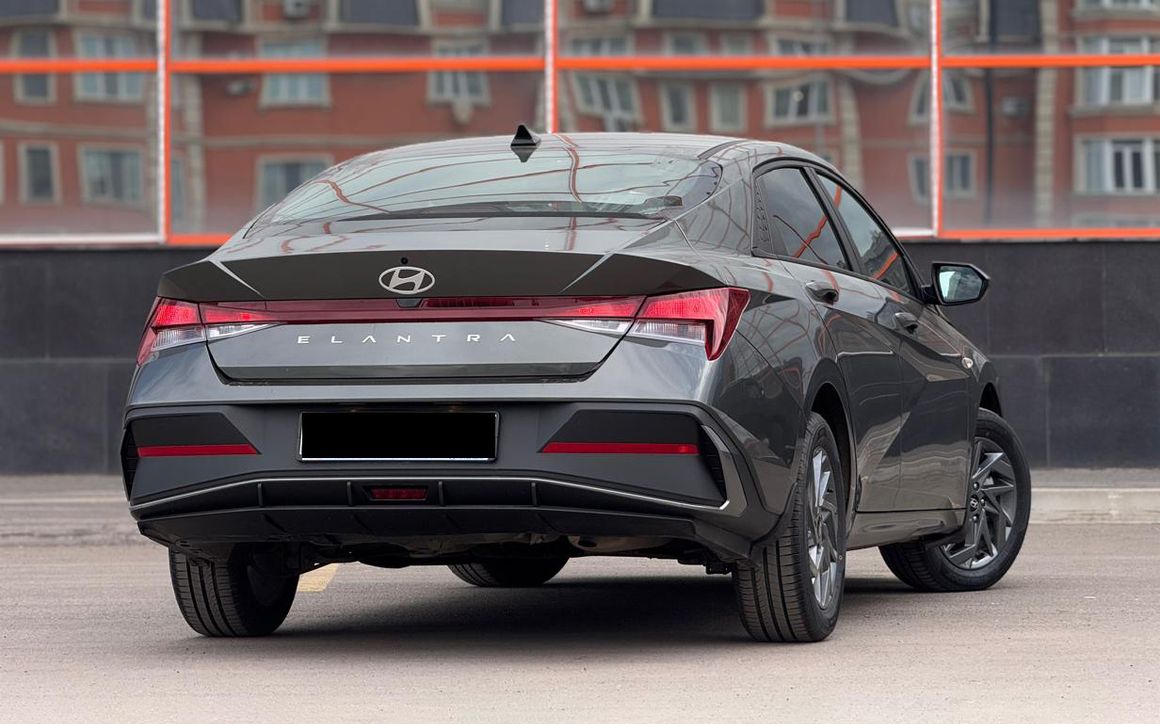 Hyndai Elantra - image 2