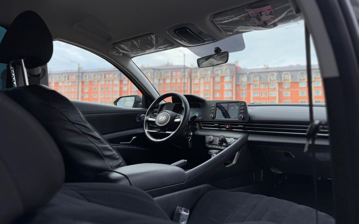 Hyndai Elantra - image 3