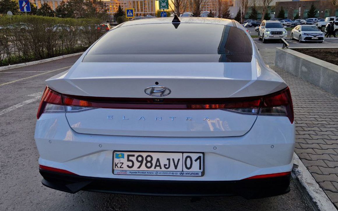 HYUNDAI ELANTRA - image 4