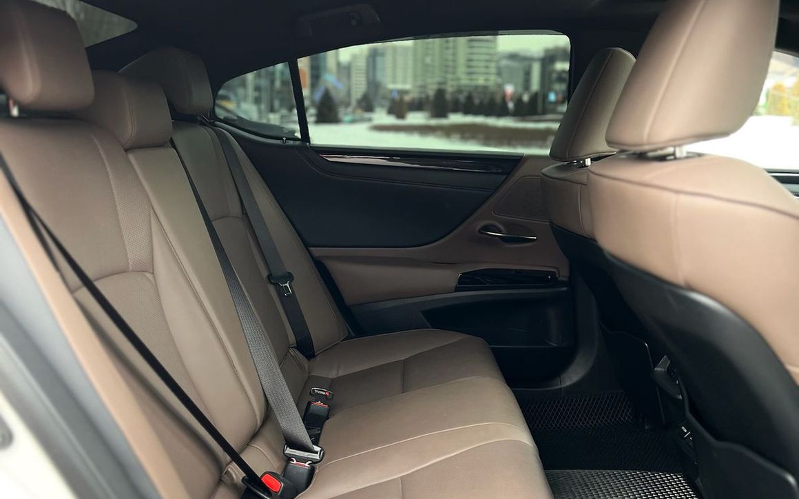 LEXUS ES250 - image 9