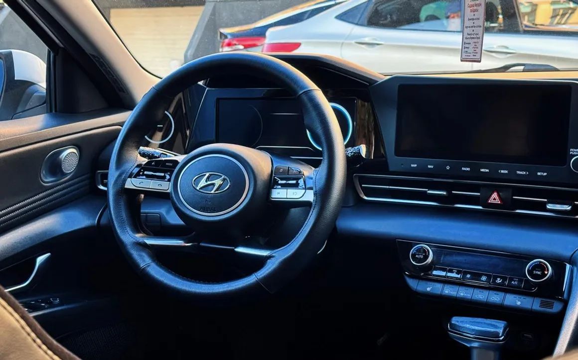 Hyundai Elantra - image 3