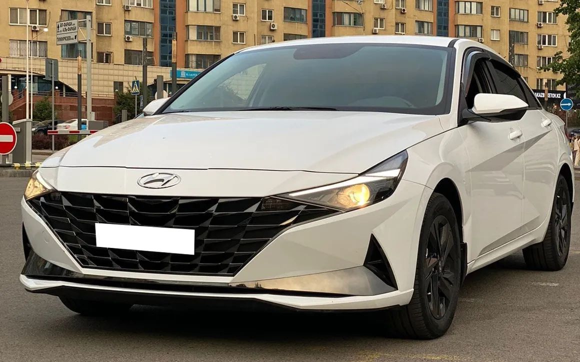 Hyundai Elantra - image 1