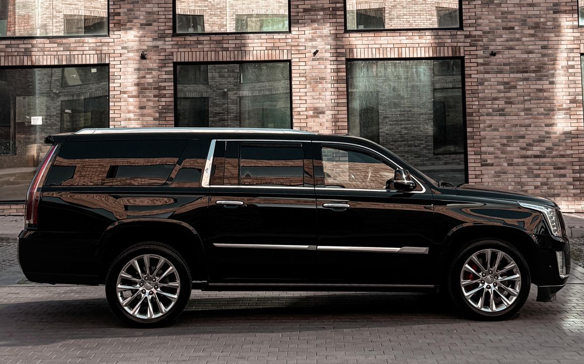 Cadillac Escalade - image 2