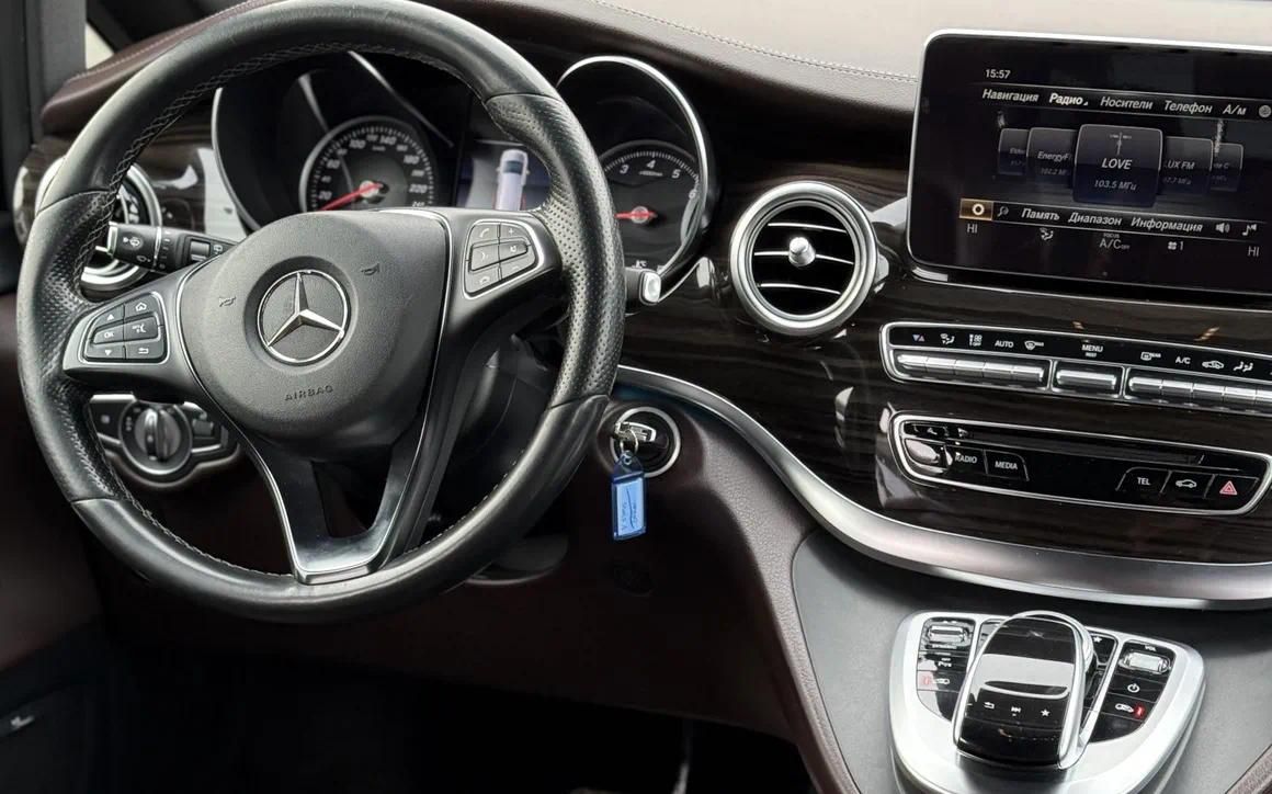 Mercedes Benz V250 - image 7